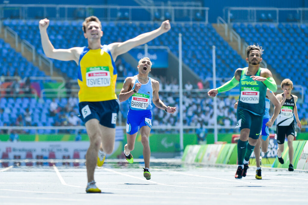 Hernán Barreto cruza la línea final con los brazos en alto, durante una carrera en los Juegos Paralímpicos de Río 2016.