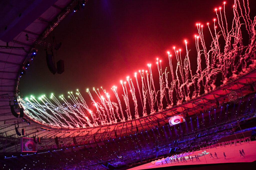 Fuegos artificiales iluminan el cielo del Estadio Maracaná de Brasil durante la ceremonia inaugural de los Juegos Paralímpicos de Río 2016.