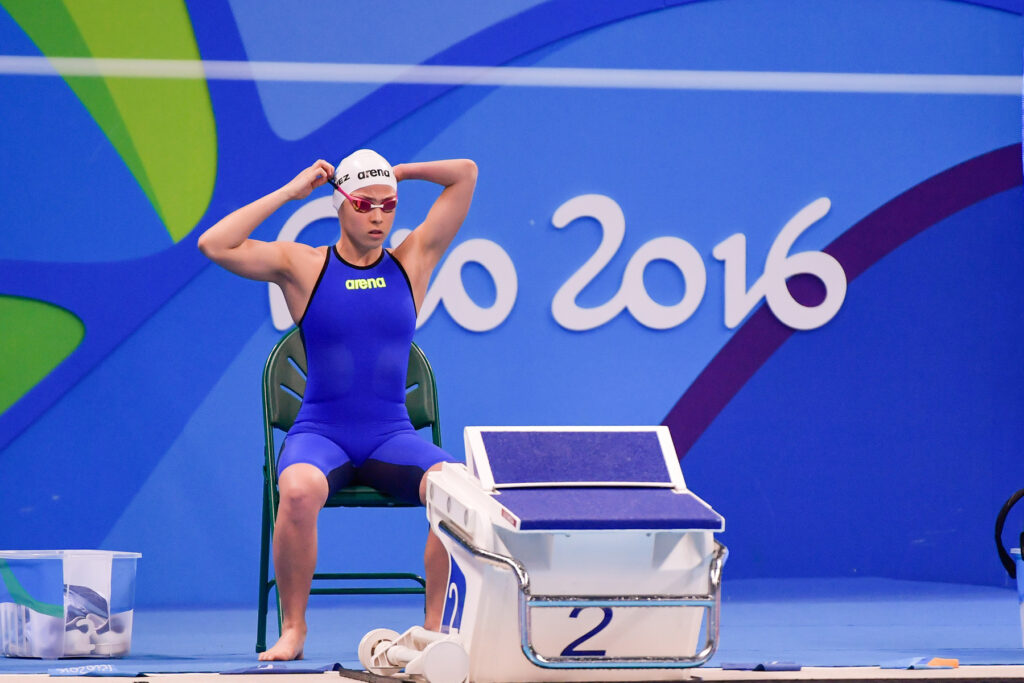 Daniela Giménez ajustando sus antiparras antes de una competición de natación en los Juegos Paralímpicos de Río 2016.