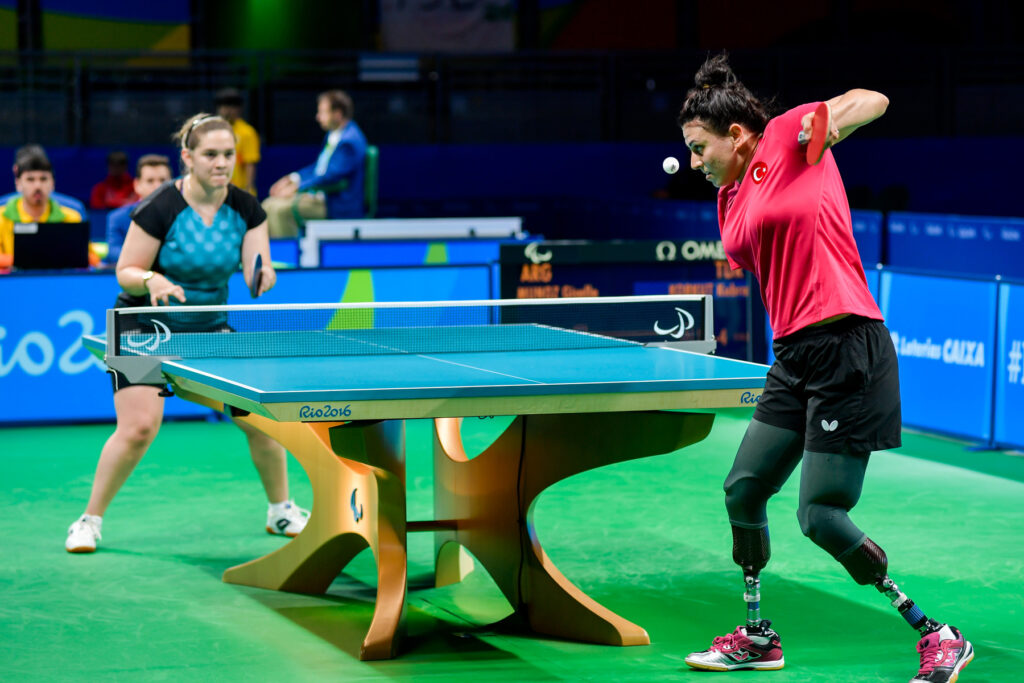 Kubra Korkut, jugadora de tenis de mesa de Turquía, preparándose para realizar un saque contra la argentina Giselle Muñoz.