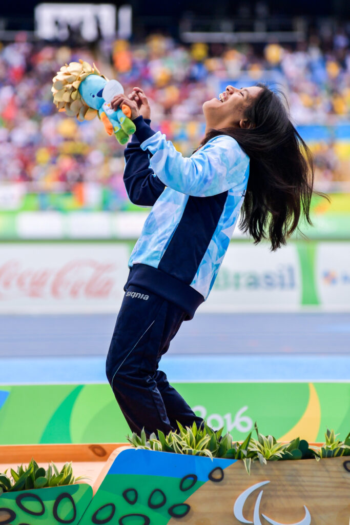 Yanina Martínez en el podio celebrando su medalla de oro.