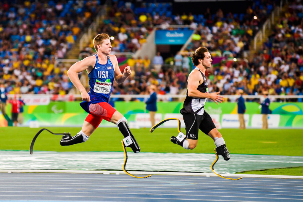 Dos atletas con prótesis en sus piernas en una carrera de 100 metros de velocidad.