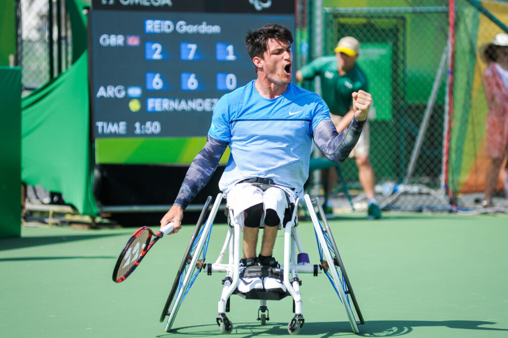 Gustavo Fernández, tenista en silla de ruedas, celebrando con emoción.
