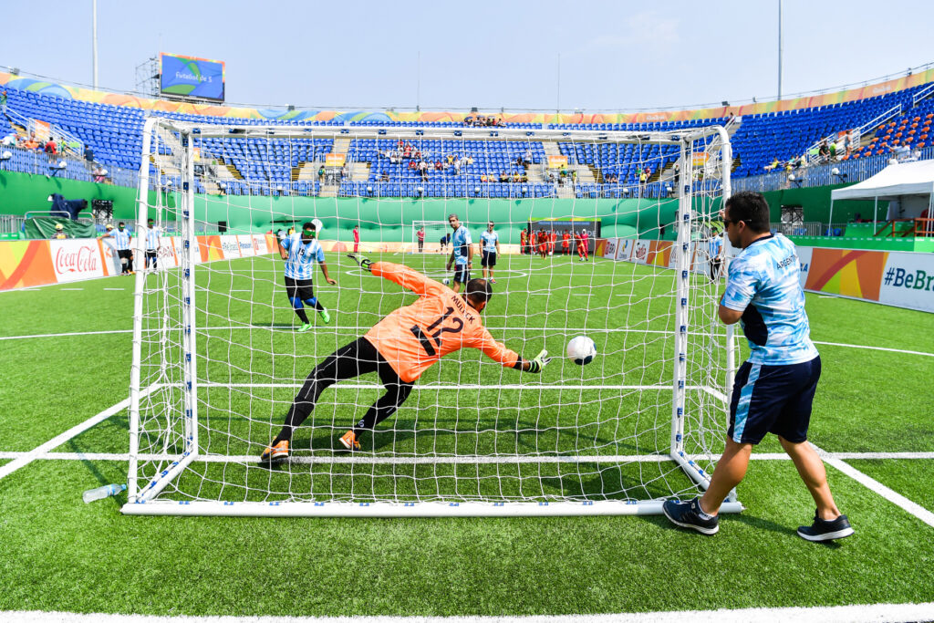 Espinillo, arquero de la Selección Argentina de fútbol para ciegos, se tira en el arco para atajar un gol.