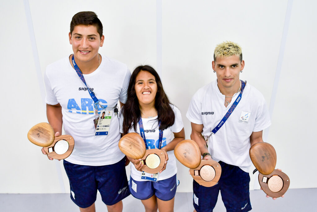 Los tres medallistas de atletismo en Río 2016 posando juntos.